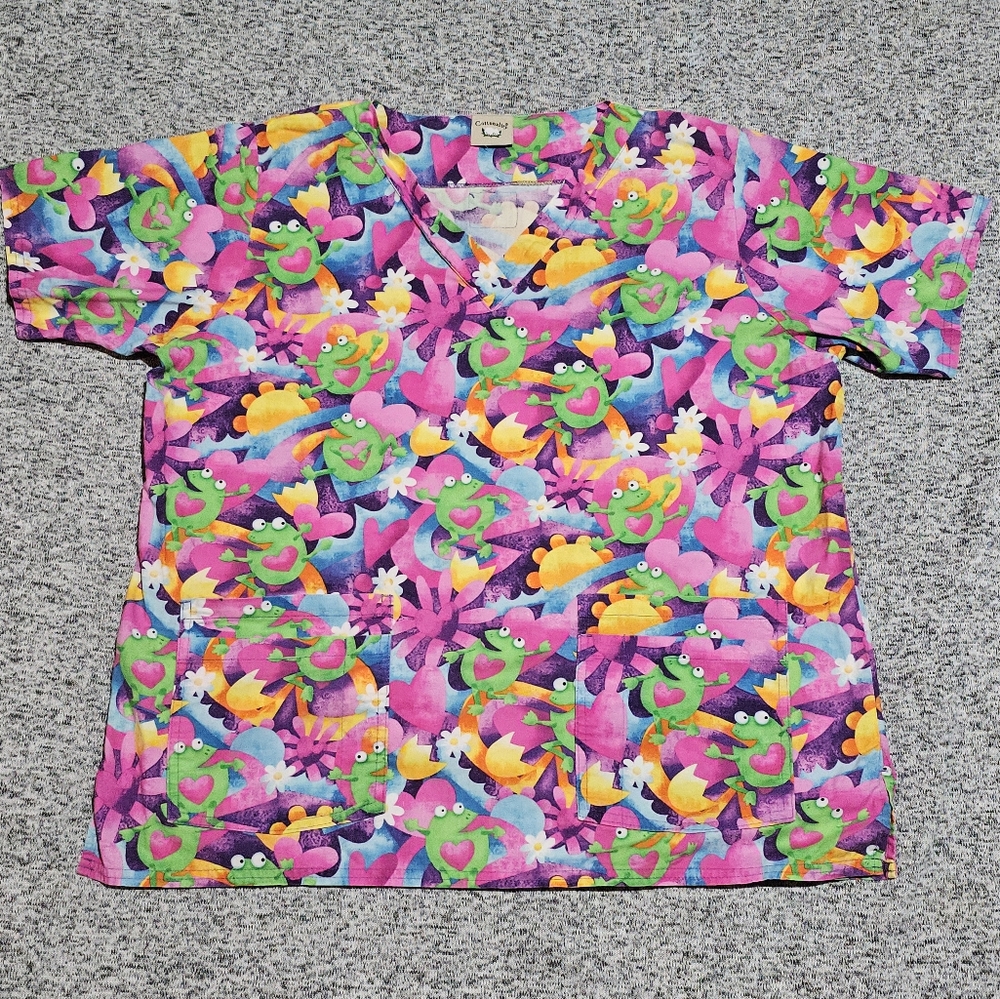 Cottonality Tie-Dye Frog & Heart Scrub Top | Fun Print | Estimated XL